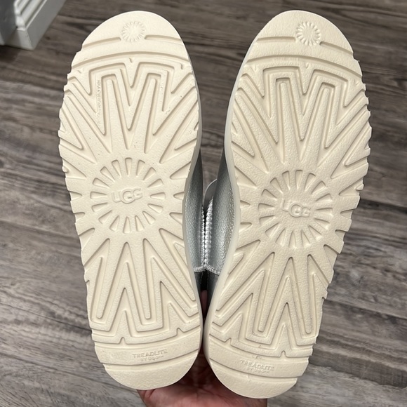 New UGG Silver Classic Mini Zip Logo Shine Boots - Picture 8 of 11